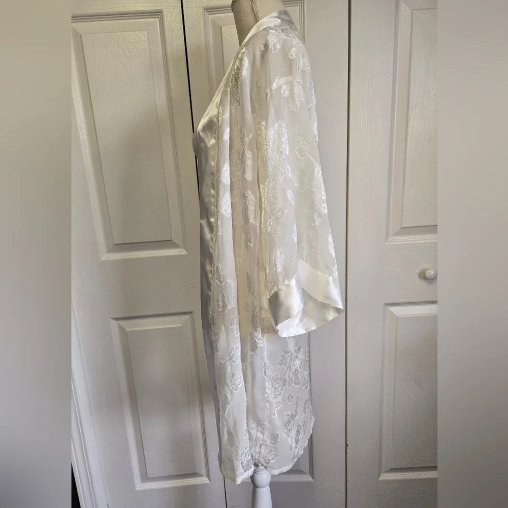 Vintage 1990s Y2k Dominique Simone Elegant White Floral Kimono Robe
